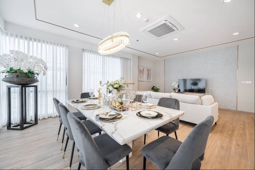 Residence 401 dining room with city backdrop