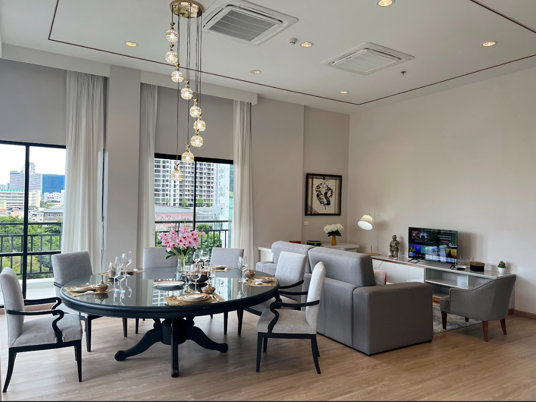 Residence 601 dining area with city view